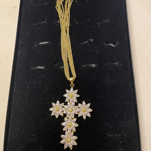 VINTAGE CROSS FLORAL DESIGN NECKLACE, NWOT - Picture 4 of 5